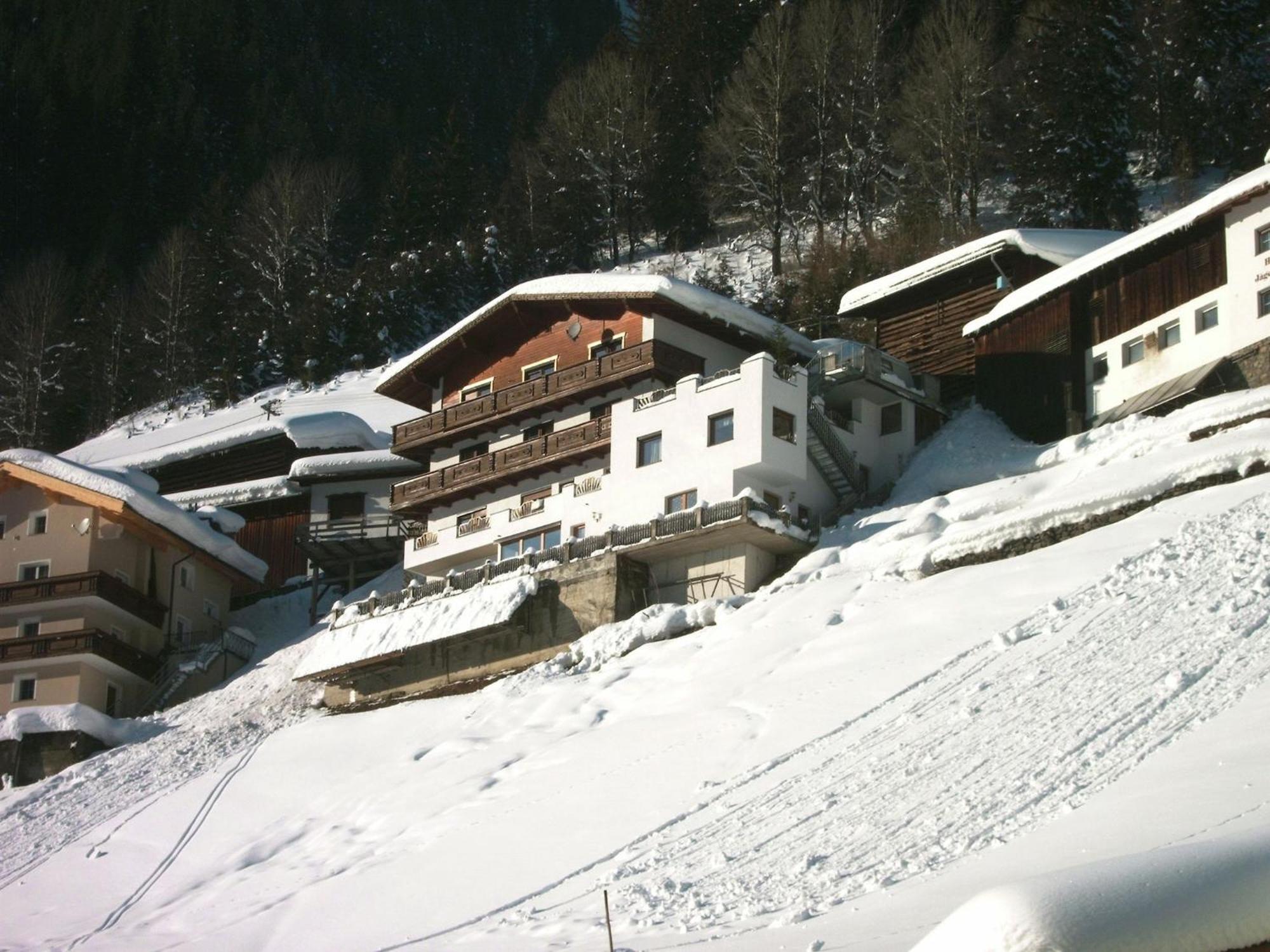 Land On The Kppl Mountain Chains Капл Екстериор снимка